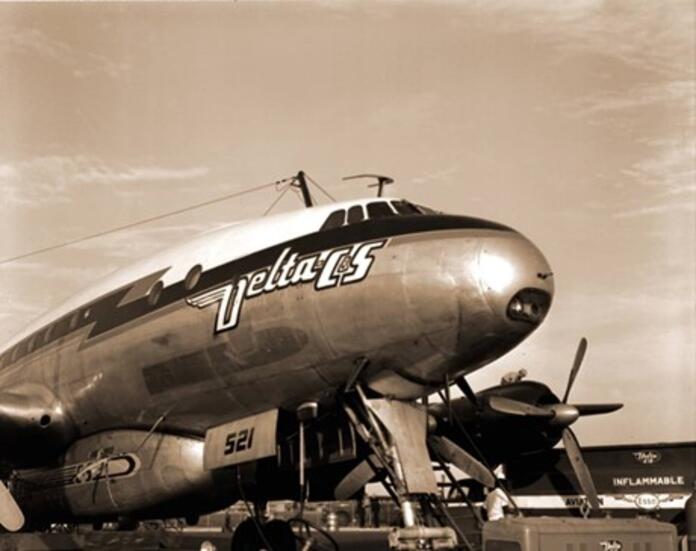 Black and white image of Lockheed Constellation 