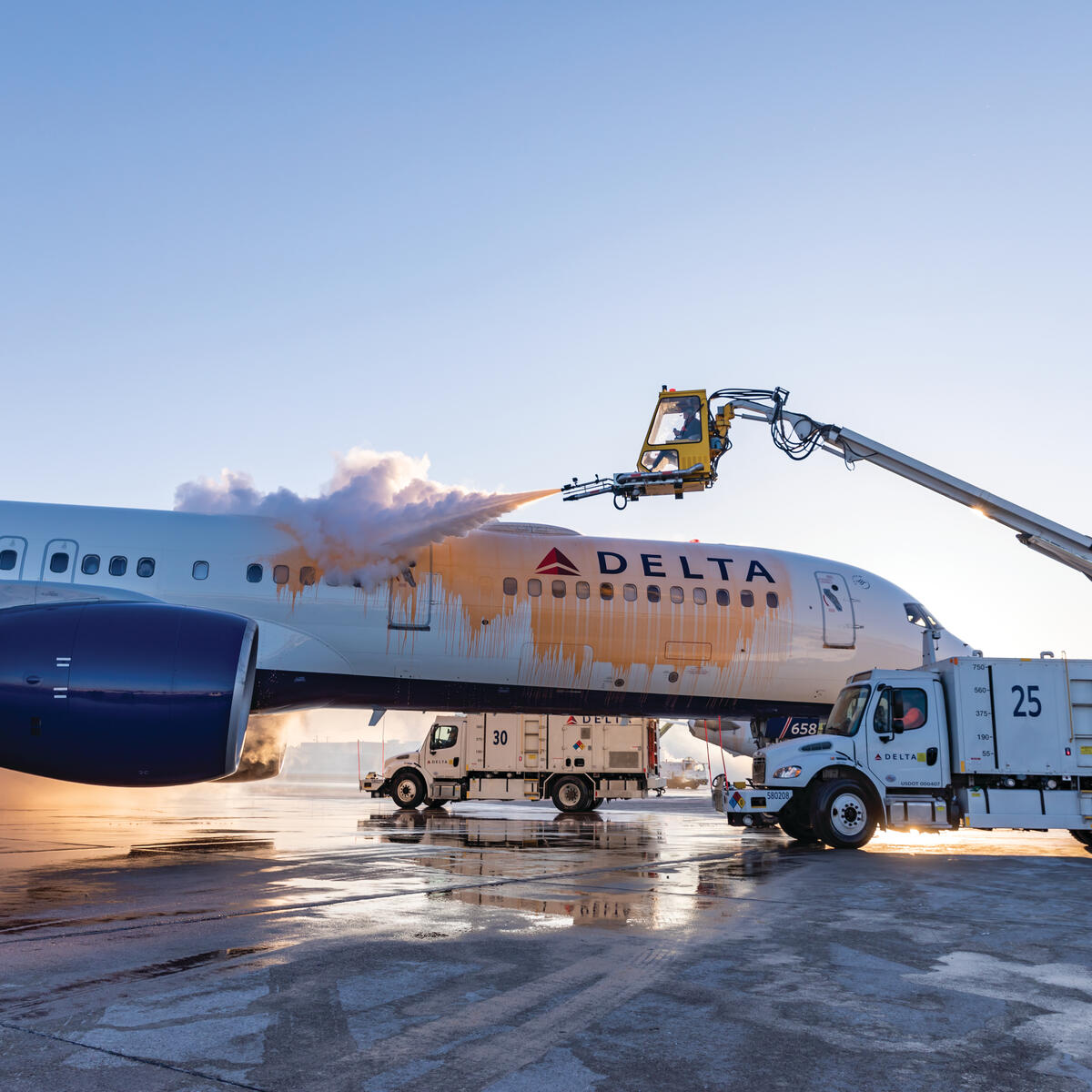 Delta crews de-ice a Boeing 757 at Minneapolis-Saint Paul International Airport.