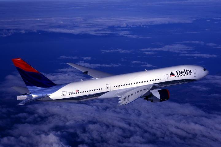 Boeing 777 in wavy livery