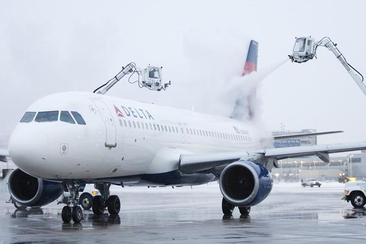 Deicing Delta aircraft