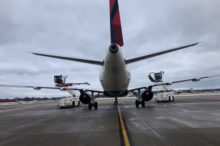 De-icing Delta aircraft at the MSP hub.