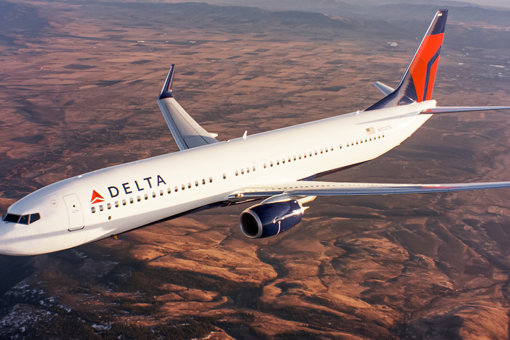 737-900ER in flight