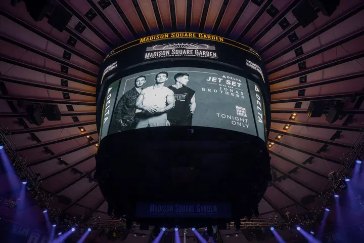 A display advertisement at the Jet Set with the Jonas Brothers concert includes mention of Delta.