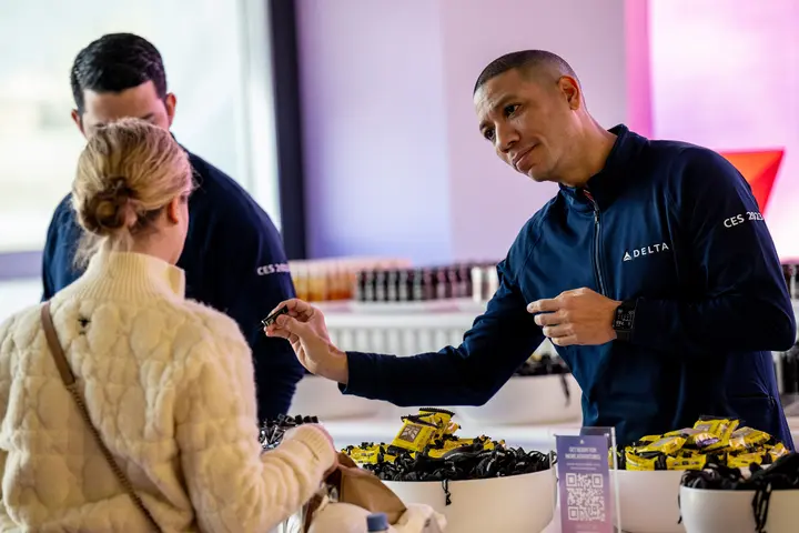Delta’s gate D33 at Harry Reid International Airport (LAS) was transformed to send customers off with well-being products and snacks from Grown Alchemist, Kate’s Bars, Fever-Tree, Explorer Cold Brew and more to reconnect to their routines and prepare for the journeys home.
