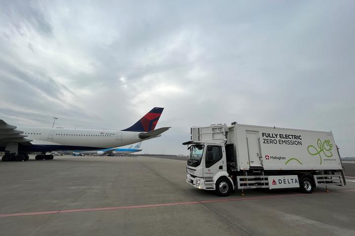 Delta Air Lines is introducing its first fully electric catering truck at Amsterdam Schiphol Airport in collaboration with Asito. It's a new initiative that reduces both CO2 emissions and pollution from diesel.