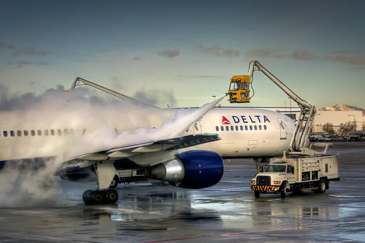 Delta crews de-ice a Boeing 757 at Salt Lake City International Airport.