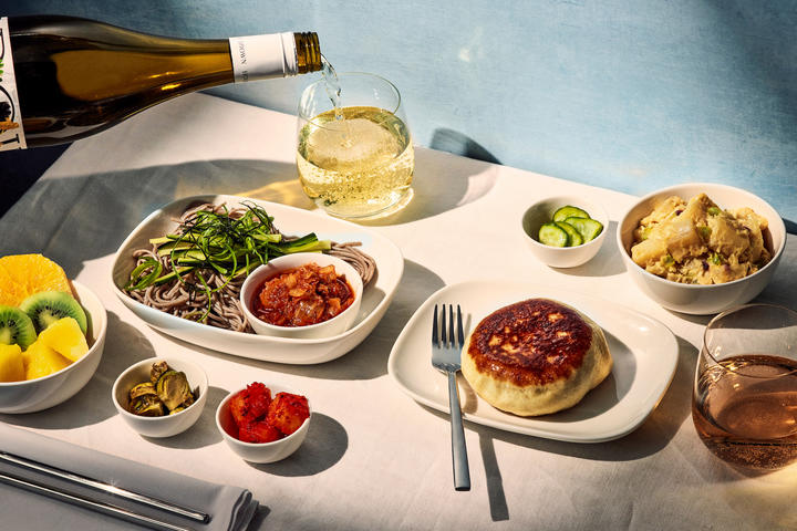 As of December, Delta One customers flying to Incheon from the U.S. can enjoy hearty offerings like Korean braised beef short rib with mixed rice, mushroom, broccoli and sweet soy sauce; kimchee; doenjang soup with soybean paste; vegetarian bao bun with curried potato salad and pickled cucumbers; and more. 
