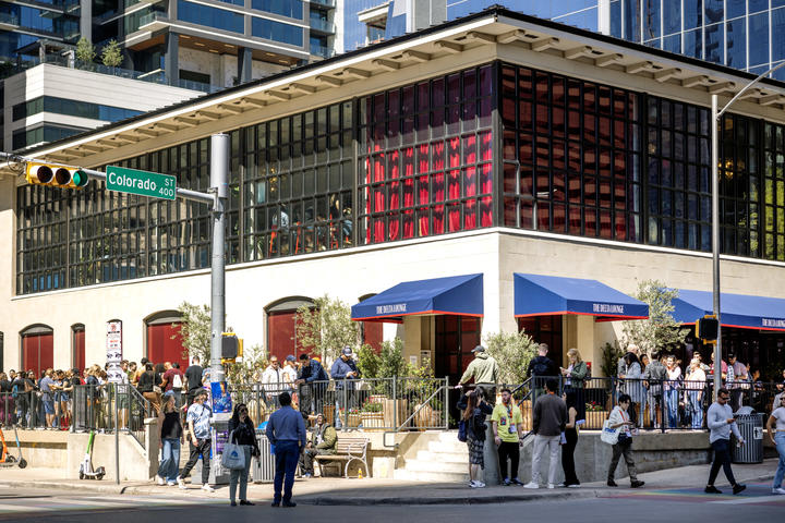 Visitors eagerly wait to enter the Delta Lounge, a branded pop-up experience exclusively for SkyMiles members featuring fast, free Delta Sync Wi-Fi, global fan-favorite beverages from Delta partner Starbucks, custom limited-edition Delta x SXSW merch, and more.&nbsp;&nbsp;