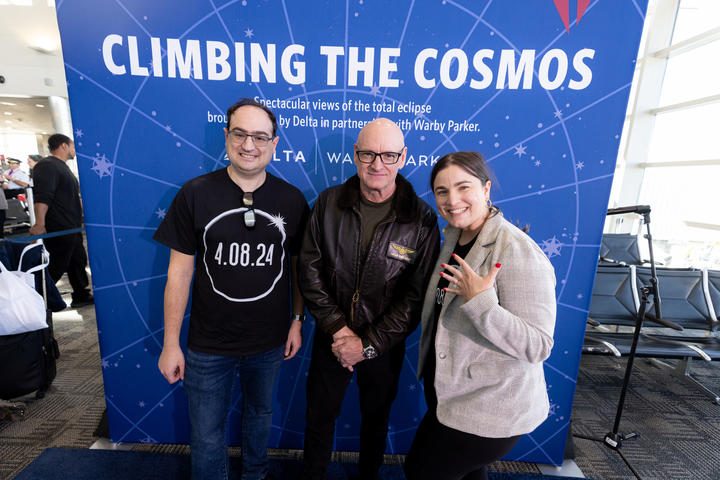 Astronaut Scott Kelly greeted Delta eclipse flight customers and crew upon their arrival to Detroit Metropolitan Wayne County Airport (DTW).