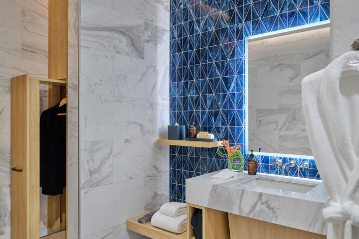 Guests at The Delta Lounge-JFK can freshen up at one of eight well-appointed shower suites, featuring towels, bathrobes and slippers, Grown Alchemist products, and more.&nbsp;