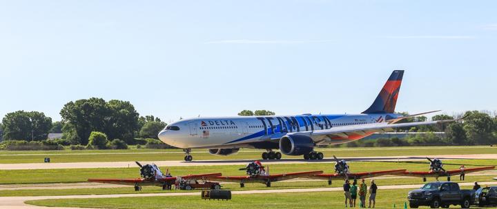 Oshkosh-Team USA Plane 2022-Display 1