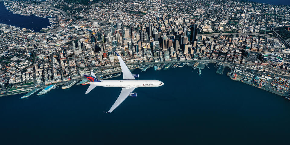 Boeing 767-300 flies over Seattle.