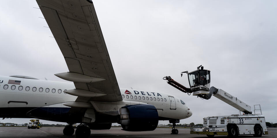 A mock deicing of a Delta plane during the deicing boot camp at MSP.