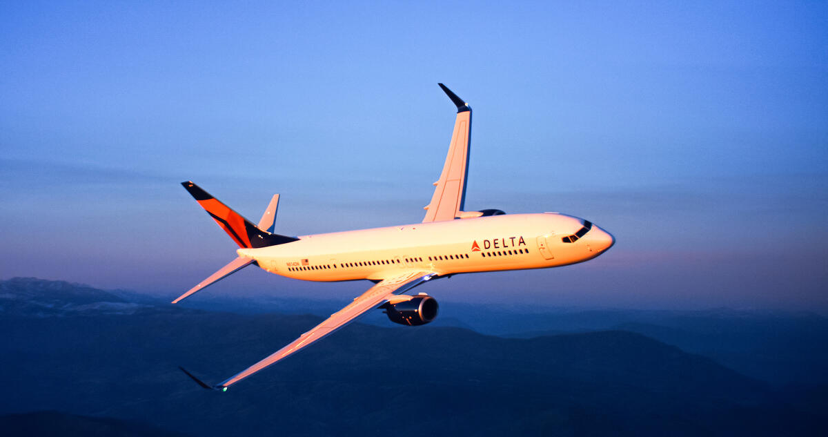 Boeing 737-900 in flight