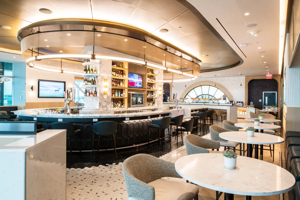 A signature, 360-degree premium bar serves as the JFK Delta Sky Club’s centerpiece — a grand and inviting space, one suited to the city that never sleeps. 