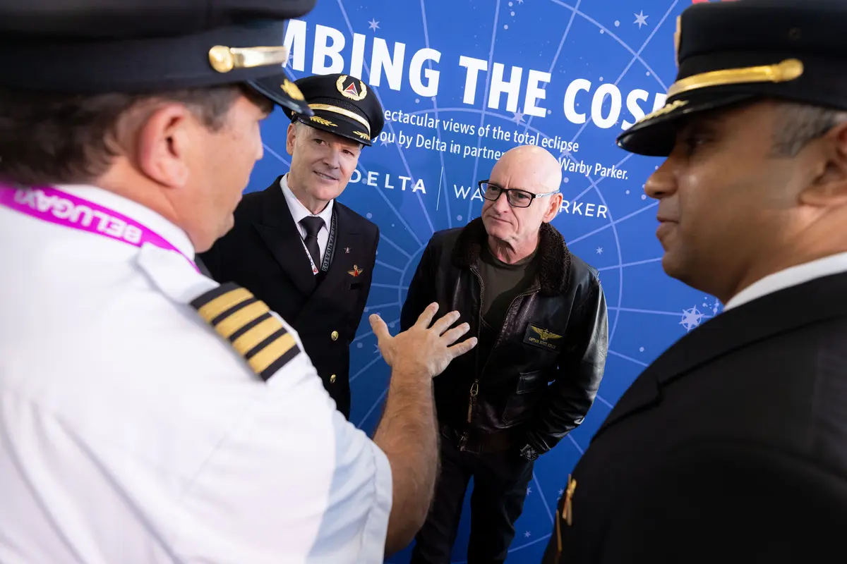 Astronaut Scott Kelly greeted Delta eclipse flight customers and crew upon their arrival to Detroit Metropolitan Wayne County Airport (DTW).