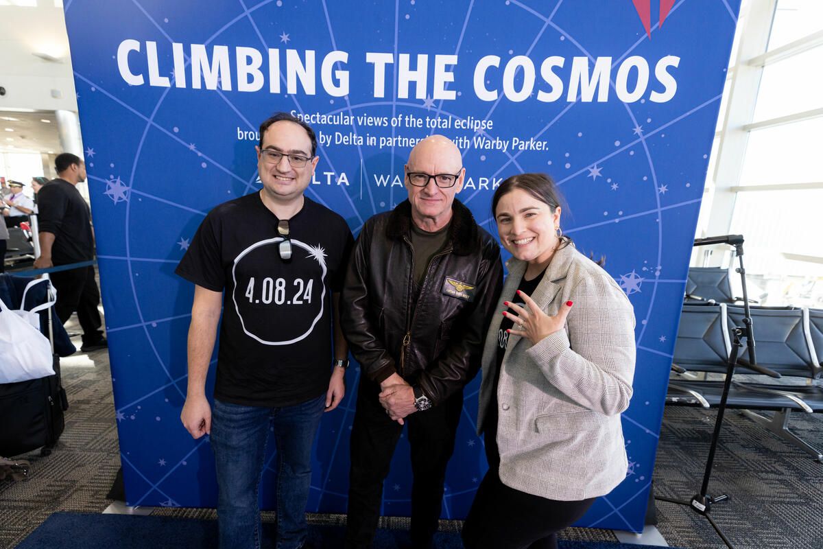 Astronaut Scott Kelly greeted Delta eclipse flight customers and crew upon their arrival to Detroit Metropolitan Wayne County Airport (DTW).