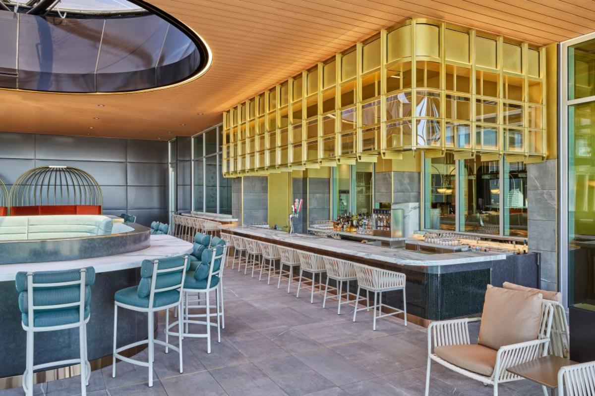 Guests unwinding in the&nbsp;year-round, all-weather Sky Deck® at Delta's MSP G-Club&nbsp;can enjoy a drink from one of the Club’s premium bars, located on the deck.
